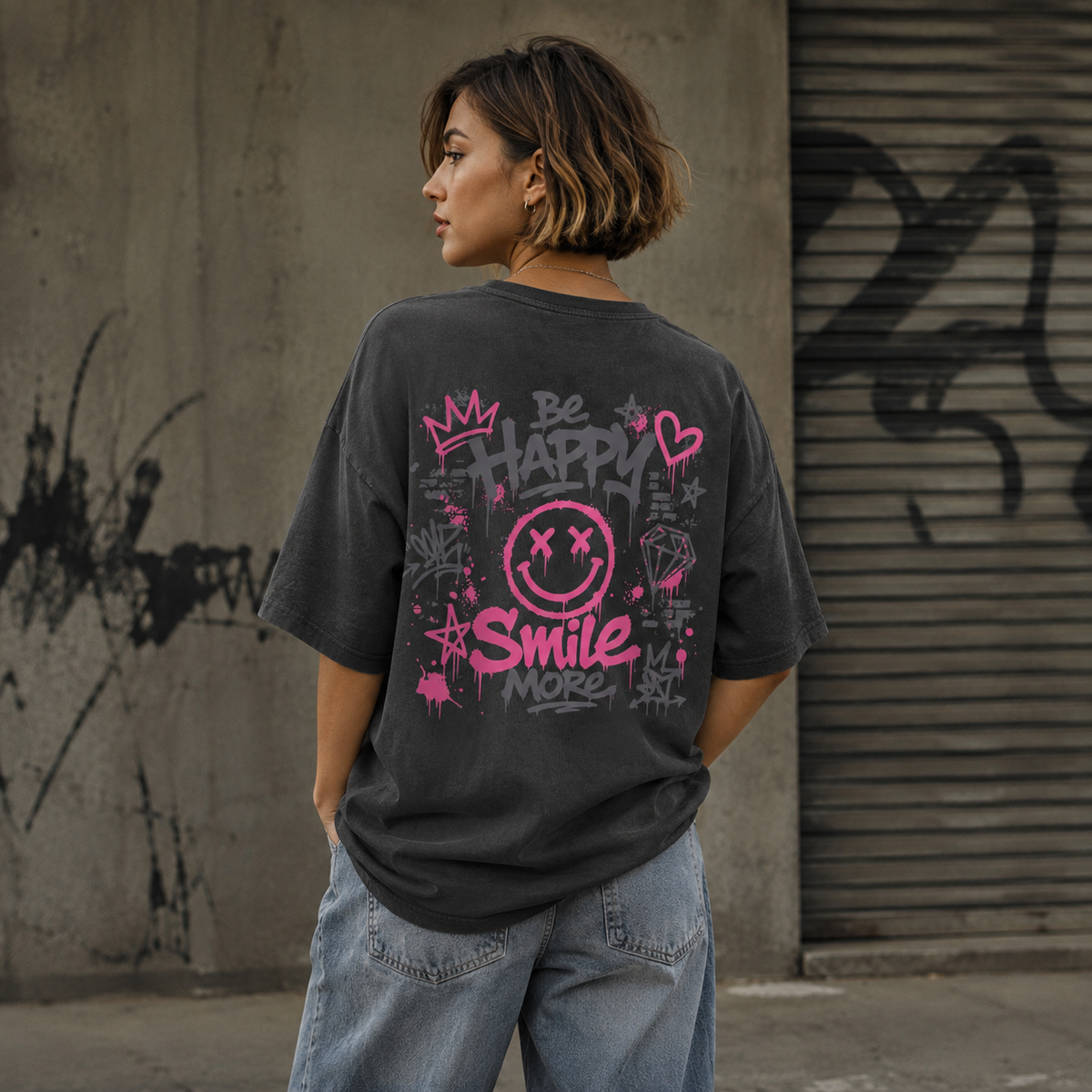 Unisex Premium Oversized Statement Shirt – „BE HAPPY & SMILE MORE“-Pink/Dunkelgrau
