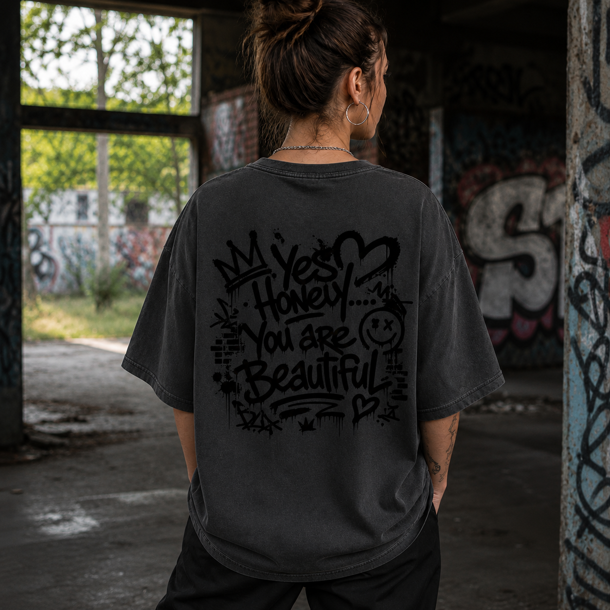 Unisex Premium Oversized Statement Shirt – „YES HONEY ... YOU ARE BEAUTIFUL“ - Black Edition