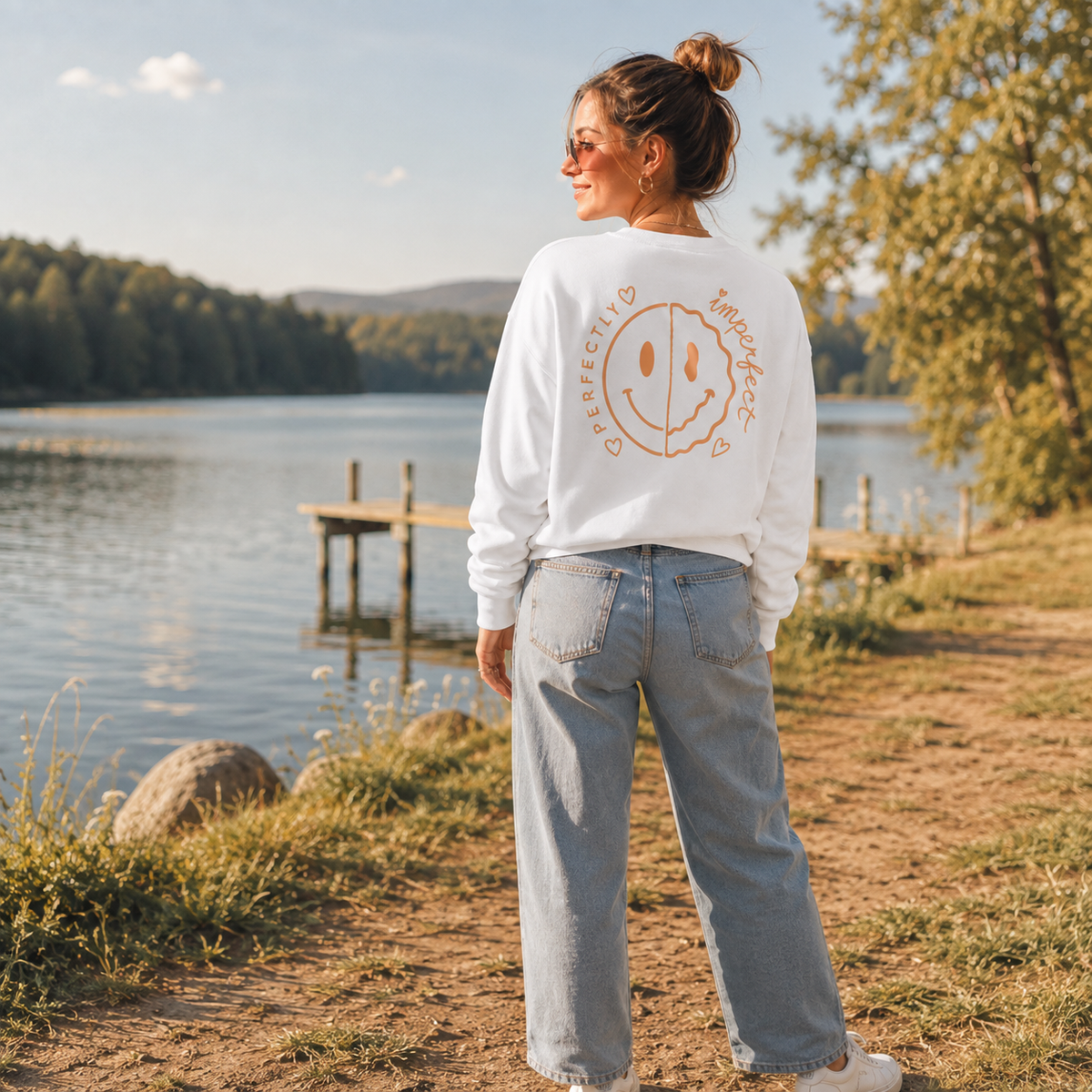 Unisex Classic Statement Sweatshirt – „PERFECTLY IMPERFECT“-Pastell-Apricot