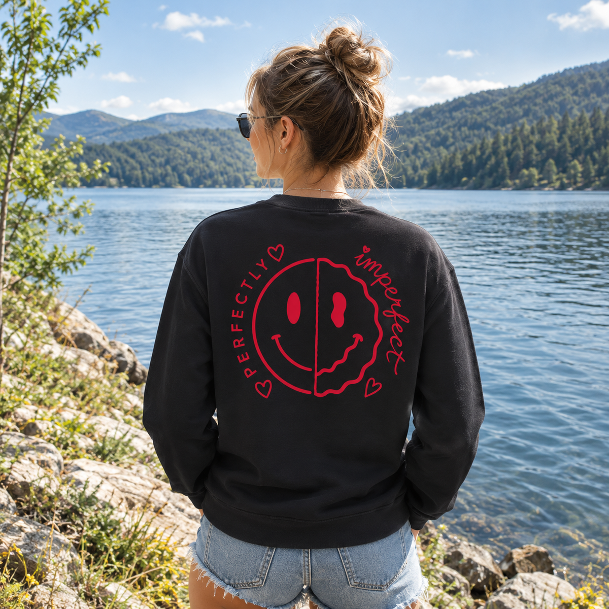 Unisex Classic Statement Sweatshirt – „PERFECTLY IMPERFECT“-Weinrot